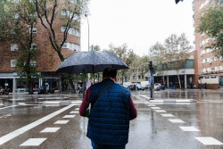 Las temperaturas descender&aacute;n este lunes en toda la Pen&iacute;nsula y los frentes dejar&aacute;n chubascos "localmente fuertes"