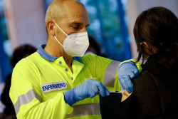 Las vacunas siguen evitando alrededor del 90% de hospitalizaciones y muertes por COVID-19, seg&uacute;n Sanidad