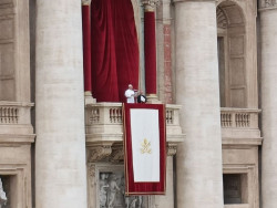 Le&oacute;n XIV pide el "cese inmediato del fuego" en Gaza y Ucrania en su primer Regina Caeli