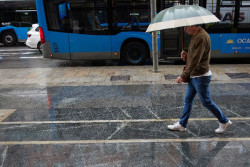 Llegan las lluvias y las temperaturas caer&aacute;n hoy hasta 9&ordm;C en la Pen&iacute;nsula pero seguir&aacute; el riesgo por calor en Canarias