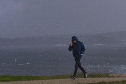Lluvia, viento, aludes, nieve y oleaje activan avisos en 14 CCAA, rojo en A Coru&ntilde;a por olas de hasta 9 metros