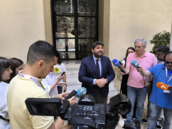 L&oacute;pez Miras anuncia un acuerdo con Vox para desbloquear los Presupuestos de la Comunidad para 2025
