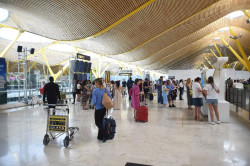 Los aeropuertos de Espa&ntilde;a cancelan mitad de vuelos con Francia hasta el mediod&iacute;a por huelga de controladores