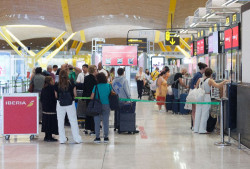 Los aeropuertos espa&ntilde;oles operar&aacute;n 69.327 vuelos en Semana Santa, un 11,5% m&aacute;s que en 2024, que cay&oacute; en marzo