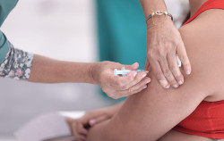 Los anticuerpos de la vacuna COVID de Pfizer disminuyen m&aacute;s r&aacute;pido que la vacuna de Moderna, seg&uacute;n estudio