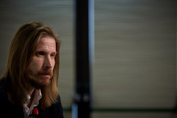 Los comunistas de Podemos se oponen a  aumentar el gasto militar pero sin insultar al presidente