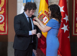 Los comunistas de Sumar y Podemos rabiosos por la condecoraci&oacute;n de Ayuso a Milei