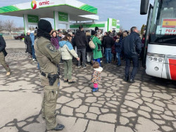 Los dos convoyes con espa&ntilde;oles que escoltan los GEO contin&uacute;an su "lento" avance hasta la frontera de Ucrania