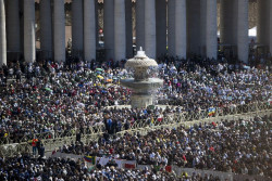 Los fieles congregados en San Pedro despiden a Francisco, un "santo": "Este hombre me cambi&oacute; la vida"