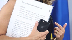 Los fot&oacute;grafos captan un documento de Yolanda D&iacute;az sobre las pol&eacute;micas del Gobierno y la desmovilizaci&oacute;n de la izquierda