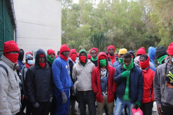 Los inmigrantes  duermen al raso e inician una huelga de hambre exigiendo que les lleven a la Pen&iacute;nsula, Espa&ntilde;a