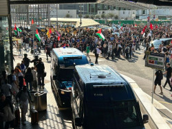 Los Mossos dispersan a manifestantes pro Palestina que quer&iacute;an acceder a la estaci&oacute;n de Sants