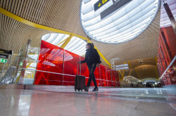 Los pasajeros no tendr&aacute;n que sacar l&iacute;quidos y port&aacute;tiles en los controles aeroportuarios a partir de 2024