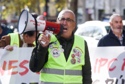 Los pensionistas protestan contra "el ataque brutal que sufren las pensiones por el capitalismo"