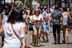  Los pol&iacute;ticos imponen las mascarillas y los m&eacute;dicos responden que la obligatoriedad de mascarillas en exteriores "tiene una efectividad m&iacute;nima"