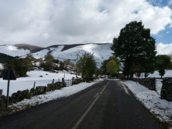 Los puertos de Estacas de Trueba y Lunada siguen cerrados por la nieve y se requiere cadenas en la CA-280