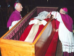 Los restos mortales de Benedicto XVI ocupar&aacute;n la tumba de su antecesor, Juan Pablo II, en las grutas vaticanas