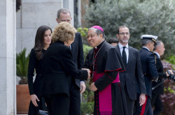 Los Reyes firman el libro de condolencias por el Papa Francisco en la Nunciatura
