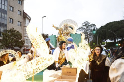 Los Reyes Magos desaf&iacute;an al mal tiempo y culminan con &eacute;xito sus dos jornadas de recorrido por Galicia