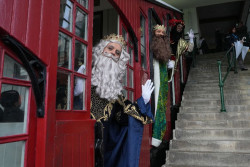 Los Reyes Magos sortean fr&iacute;o, nieve y lluvia y las cabalgatas recorren Espa&ntilde;a por tierra, mar y aire