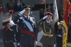 Los Reyes y la Princesa presiden un desfile del 12-O entre gritos y abucheos a S&aacute;nchez: "Que te vote Txapote"