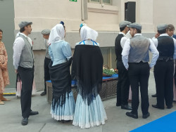 Madrid entrega sus medallas por San Isidro a ritmo de Rev&oacute;lver, entre ediles de chulapas, parpusas y 600 claveles