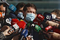 Ma&ntilde;ueco respalda la posible candidatura de Feij&oacute;o y dice que no ha hablado con &eacute;l sobre los pactos en CyL