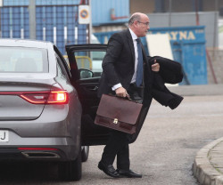 -Marlaska acata -a rega&ntilde;adientes- la orden del Supremo y restituye al coronel P&eacute;rez de los Cobos