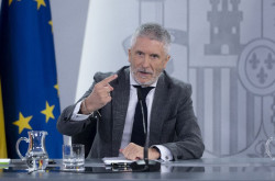 Marlaska desde su despacho con aire acondicionado que si una CCAA no puede con el fuego "puede solicitar" al Gobierno la emergencia nacional