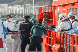 Marruecos se r&iacute;e de S&aacute;nchez y siguen llegando pateras e inmigrantes a la costa y a Canarias