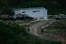 Marruecos y Espa&ntilde;a repelen un intento de salto de la valla de Ceuta de cien inmigrantes cuando entran a miles