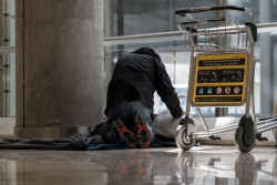 Mas de 500 personas tiene la terminal de  Barajas como su hogar