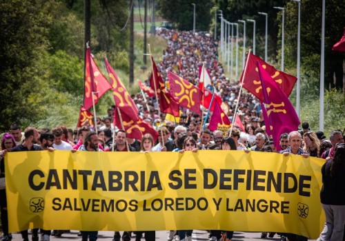 Más de 5.000 personas se manifiestan en Loredo para denunciar "la masificación turística" en Cantabria