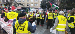 M&aacute;s de medio centenar de pensionistas se manifiestan en Santander para cantar sus "verdades" con villancicos protesta