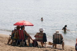 M&aacute;ximas de hasta 39&ordm;C, viento y oleaje activan hoy los avisos en nueve provincias