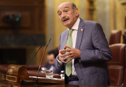 Maz&oacute;n, con su acreditada bondad,  exige a S&aacute;nchez que cumpla con Cantabria y este le contesta con "verdes las han segado"