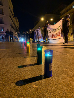 Medio centenar de personas recuerdan a las v&iacute;ctimas del Tarajal frente al Congreso: "No vamos a olvidar la tragedia"