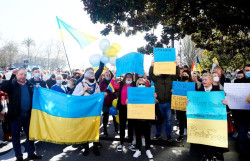  Medio millar de personas protestan en Santander contra la guerra: "Est&aacute;n matando nuestra gente"