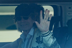 Mick Jagger publica una foto delante del `Guernica`, algo que no est&aacute; permitido
