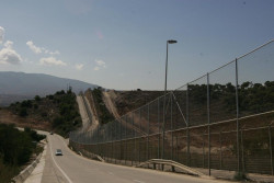 Mientras dicen Espa&ntilde;a y Marruecos que  evitan la entrada irregular de unos 80 magreb&iacute;es a Melilla por otra parte entran 300