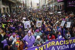 Miles de feministas reclaman igualdad bajo la lluvia, que obliga a suspender varias manifestaciones en Espa&ntilde;a