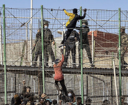 Miles de inmigrantes intentan cruzar de Marruecos a Melilla  y m&aacute;s de  un centenar lo consiguen.&iquest;Donde est&aacute; el ejercito? y &iquest;donde est&aacute; S&aacute;nchez y sus acuerdos con el Rey Moro?
