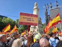 Miles de personas abarrotan la Plaza de Espa&ntilde;a de Madrid en la protesta del PP contra el Gobierno de S&aacute;nchez y pidiendo elecciones 