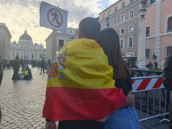 Miles de personas esperan la fumata en el primer d&iacute;a de C&oacute;nclave: "Creemos que saldr&aacute; negra y ma&ntilde;ana, blanca"