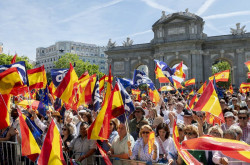 Miles de personas piden en Madrid que se convoquen elecciones generales