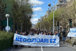 Miles de personas se manifiestan en San Sebasti&aacute;n contra "el negocio inmobiliario" y por el derecho universal a vivienda