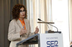 Montero acepta la reforma: el cargo, la nomina y la moqueta del despacho es lo primero ante los principios
