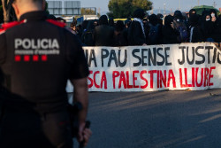 Mossos carga contra los manifestantes concentrados por Palestina en la Ronda Litoral, ya reabierta