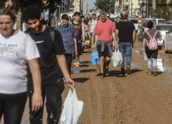 Municipios sin suministro reparten agua potable en las calles y piden realizar un "consumo responsable"