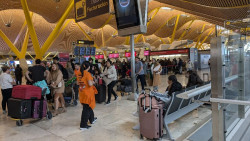 Normalidad en Barajas aunque con presencia de la UME y pasajeros pernoctando en la T4: "No pod&iacute;amos salir"